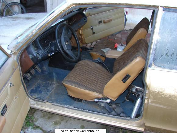 vand ford berlina usi 2.3 interior, tot inainte vedea spatele scaunului sofer, carcasa cromata