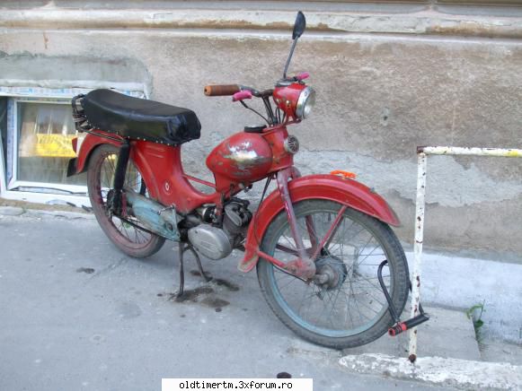 clasice vazute strazile din timisoara motoreta veche dar stiu marca este Fondator Old Timer Club