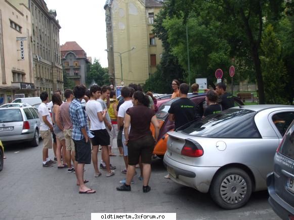 Caravana 2CV - o parte din tinerii participanti ce mult ii - UNIVERSUL CLASICELOR