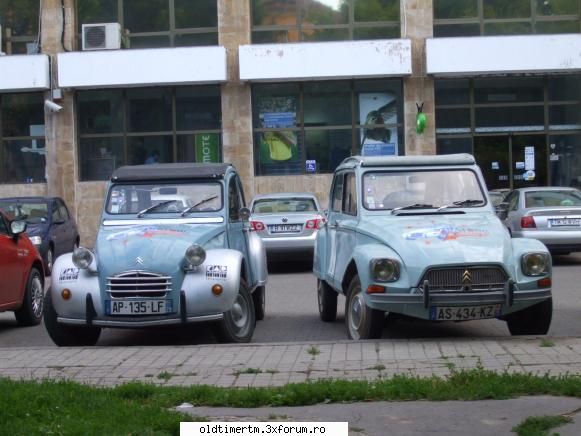 Caravana 2CV - in poza asta se pot vedea diferentele intre 2CV - UNIVERSUL CLASICELOR