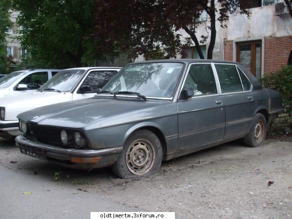 Clasice vazute pe strazile din Timisoara - un BMW 520 prima generatie sta de mult timp - UNIVERSUL CLASICELOR