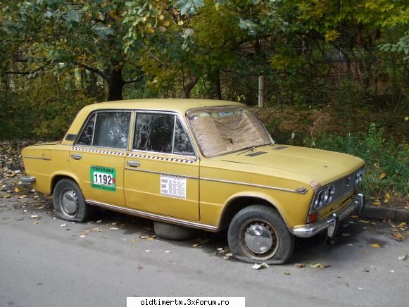 Clasice vazute pe strazile din Timisoara - Lada folosita ca depozit si adapost pt - UNIVERSUL CLASICELOR