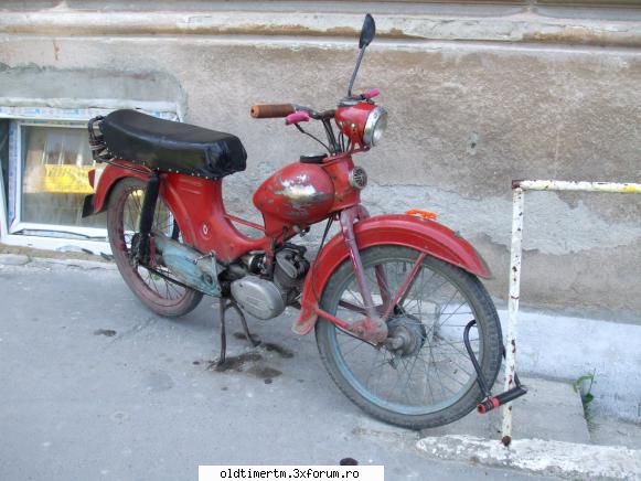 Clasice vazute pe strazile din Timisoara - o motoreta veche dar nu stiu ce marca este - UNIVERSUL CLASICELOR