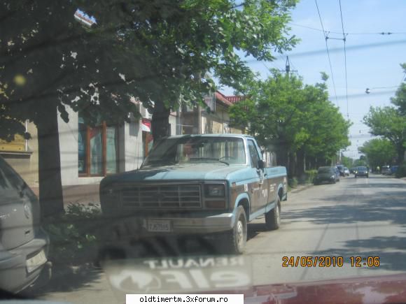 Clasice vazute pe strazile din Timisoara - o camioneta Ford - UNIVERSUL CLASICELOR