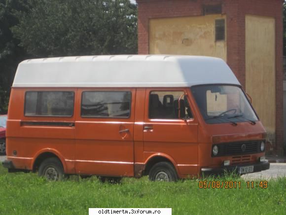 De prin Lugoj - si un microbuz VW, in aceeasi parcare cu Fiatul - UNIVERSUL CLASICELOR