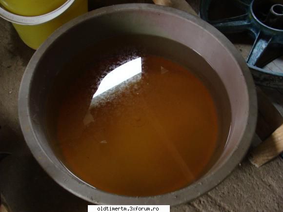 Inlaturarea ruginei prin electroliza - electrolitul dupa ce oxidul s-a lasat la fund - RESTAURARI