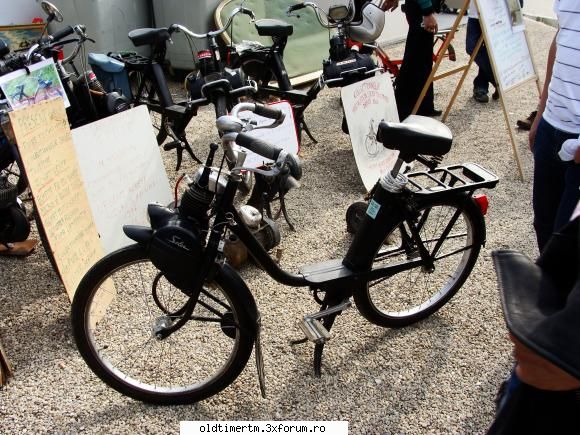 Motociclete clasice surprinse pe drum - Un moped mai exclusivist - MOTOCICLETE VAZUTE PE STRAZILE PATRIEI