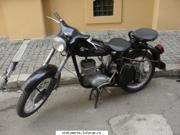 Motociclete clasice surprinse pe drum - in luna Mai 2010 am vazut - MOTOCICLETE VAZUTE PE STRAZILE PATRIEI