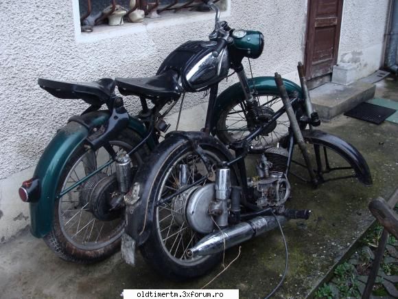 Motociclete clasice surprinse pe drum - sunt complete dar dezmembrate - MOTOCICLETE VAZUTE PE STRAZILE PATRIEI