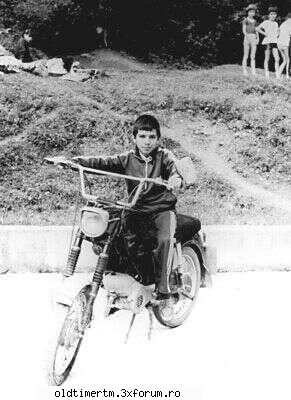 Poze cu Mobra 50 - Cu siguranta acest baietel din imagine astazi isi - MOTOCICLETE VAZUTE PE STRAZILE PATRIEI