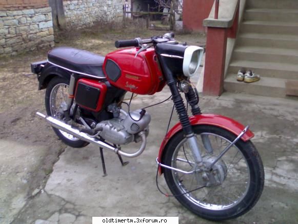 Poze cu Mobra 50 - Aceasta motoreta a fost oarecum revopsita intr-un - MOTOCICLETE VAZUTE PE STRAZILE PATRIEI