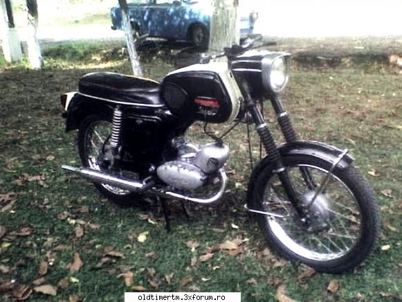 Poze cu Mobra 50 - Va ofer o poza cu motoreta mea (cea neagra) si pe - MOTOCICLETE VAZUTE PE STRAZILE PATRIEI