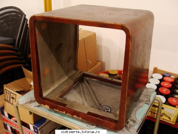 Reconditionare televizor Rubin 102 - carcasa. are partea de jos exfoliata. am tratat-o - RESTAURARI