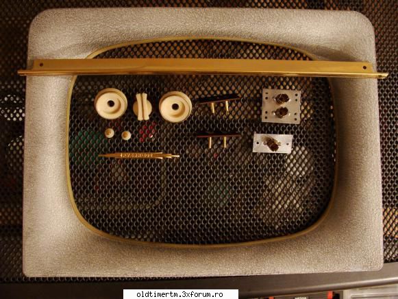 Reconditionare televizor Rubin 102 - Am vopsit cu gold ornamentul de sub ecran - RESTAURARI