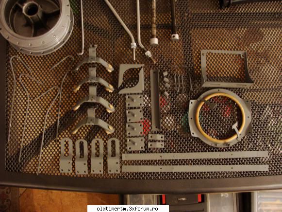 Reconditionare televizor Rubin 102 - suportii interiori dati cu spray cu zinc - RESTAURARI