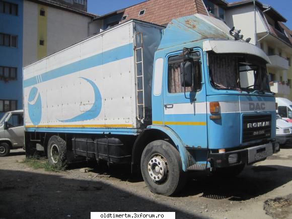 vazute prin tara noastra draga - un camion ROMAN care zace de ceva timp la piata - SR/ROMAN/DAC